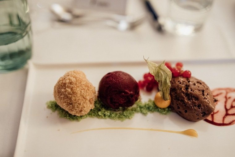 Hochzeitsfotos-Odenwald-Hochzeitsreportage-060-Hochzeitsessen-Menue-Nachtisch-Haidersbacher-Muehle